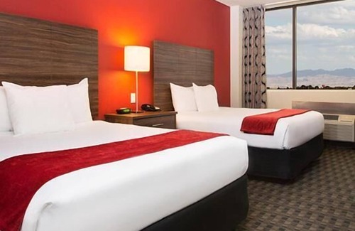 Downtown Las Vegas Hotel | Relaxing Getaway! 2 Convenient Units, Pool, Free Parking
