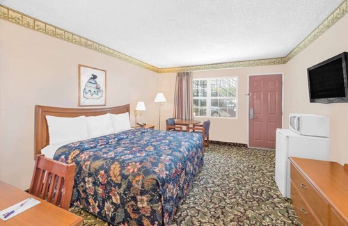 Pecos Hotel | Relaxing Getaway in Pecos, TX! Spacious Suite with Complimentary Breakfast!