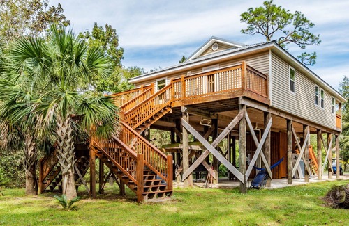 Dauphin Island House | Relaxing Getaway Among the Trees - 4 Bedroom - Dogs Welcome!
