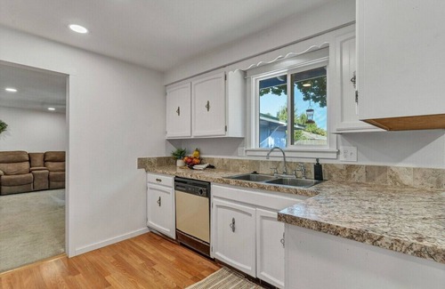 Albany House | Relaxing Home w/Fenced Yard & Covered Patio!