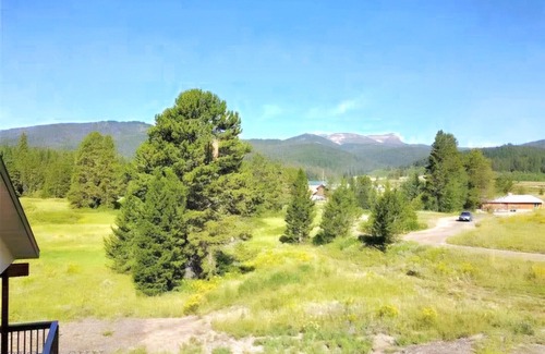 Lazy Acres House | Relaxing Hot Tub, Scenic Views, Mins to Yellowstonen- Lone Pine Lodge