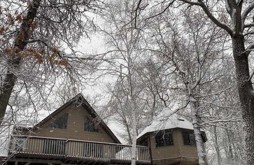 Remer House | Relaxing Lakefront Gem: Cozy Cabin, Hot Tub & Private Natural Shoreline