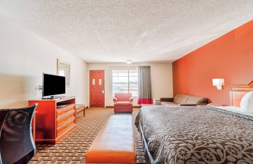 Vernon Hotel | Relaxing Large Room with King Bed & Modern Extras for Travelers’ Comfort