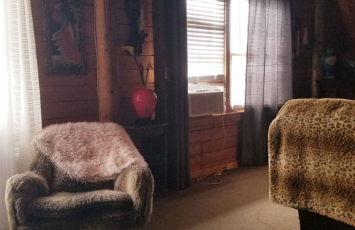 Greenwich Cabin | Relaxing Lavender Farm Cabin Studio Apt. (pet friendly)