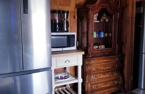 Greenwich Cabin | Relaxing Lavender Farm Cabin Studio Apt. (pet friendly)