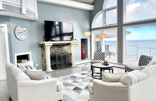 Rocky Point House | Relaxing oceanside retreat with amazing views. Just footsteps from private beach