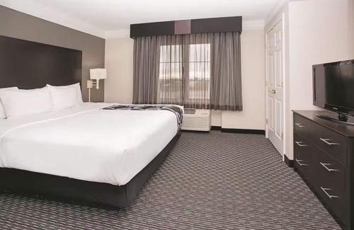 Superstition Springs Hotel | Relaxing Pool View 1BR Suite | Romantic Getaway | Free Continental Breakfast