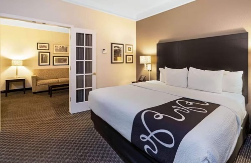 Superstition Springs Hotel | Relaxing Pool View 1BR Suite | Romantic Getaway | Free Continental Breakfast