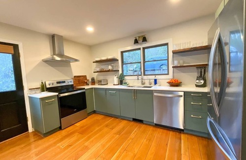 Burnsville House | Relaxing Riverfront View+Hot Tub+Fire Table+Fast WiFi+New Kitchen