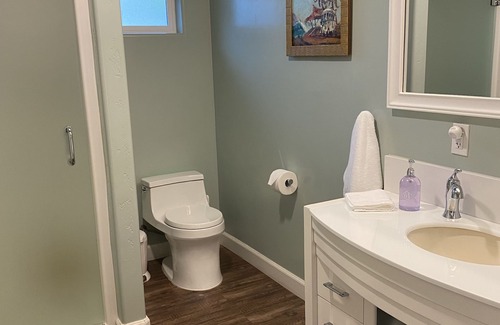 South Oceanside House | Relaxing, Romantic, and Fun! Private, Quiet, and Less than a mile to the Ocean!