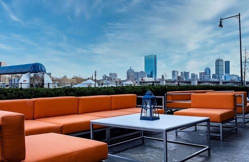 East Cambridge Hotel | Relaxing Room in central Cambridge w/Pool & Charles River Views