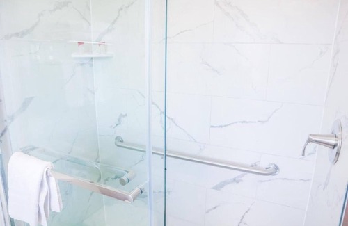 Ronks Hotel | Relaxing Room near Sight & Sound Theatre + Free On-Site Parking