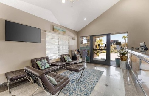 North Redondo Hotel | Relaxing Room w/Comfortable Bed + Spacious Layout Near Redondo Beach