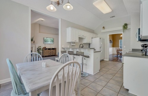 Savannah House | Relaxing & spacious 4BR home, fire pit & private fenced in backyard