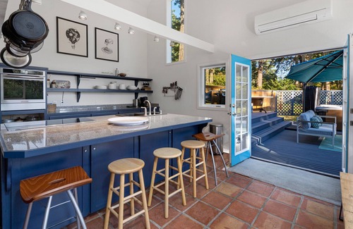 Friday Harbor House | Relaxing two-bedroom, hot tub, pet friendly (HH)