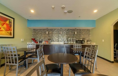 Moulton Hotel | Relaxing Unit Near Tracie’s Bar With Parking And Daily Breakfast