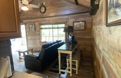 Elizabethton Cabin | Relaxing waterfront cabin with a loft!