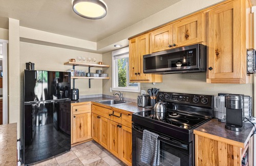 Albany House | Remodeled Albany 1BDRM, modern, pet friendly fenced yard, work station, laundry!