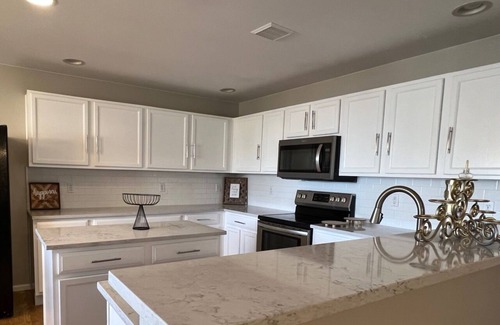 Aurora House | Remodeled Comfy Home w/large yard!