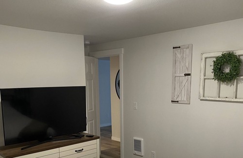 Lebanon House | Remodeled home in Lebanon, near Hwy 34, 20 & I-5