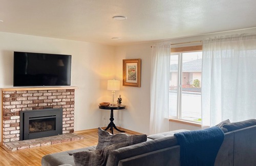 Pacific House | Remodeled Mid-Century Charm, Close To Arcata Plaza