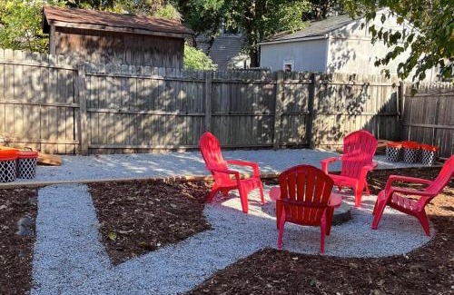 Phoenix Hill House | Remodeled Modern Home - private backyard & games!