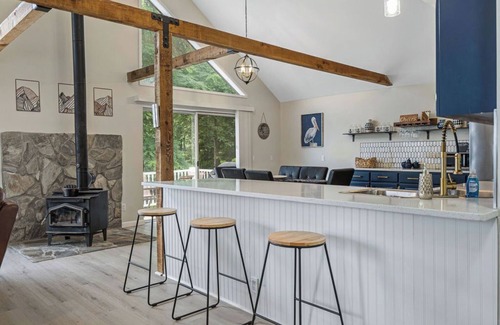 Hiawassee Cabin | Remodeled Mountain Cabin Over looking Lake Chatuge.