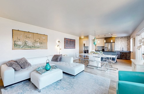 Chelan Condo | Remodeled & updated condo w/WiFi, lake & mountain views - close to the marina