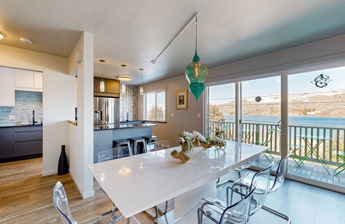 Chelan Condo | Remodeled & updated condo w/WiFi, lake & mountain views - close to the marina