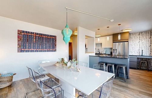 Chelan Condo | Remodeled & updated condo w/WiFi, lake & mountain views - close to the marina
