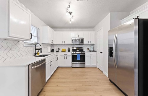 Pflugerville House | Remote Work Friendly | King Beds | Fast WiFi | 3BR