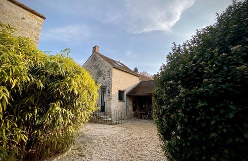 Montigny-sur-Loing Apartment | [REMOVE] Kampa - Cozy duplex studio in charming Montigny-sur-Loing with AC, WiFi