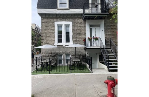 Shaughnessy Village Apartment | RENOV! COZY 4 1/2 DT MTL W/Patio