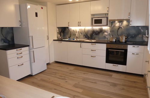 Boenigen House | Renovated flat in classic Chalet by the lake.