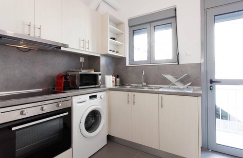 Neos Kosmos House | Renovated 2025 4 Bdr House Near Acropolis - New Beds Terrace Green Yard