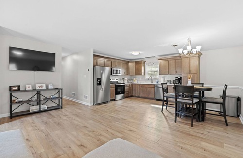 La Grange House | Renovated 3 bedroom, 2.5 bath 1,900 sq ft home with finished walkout basement