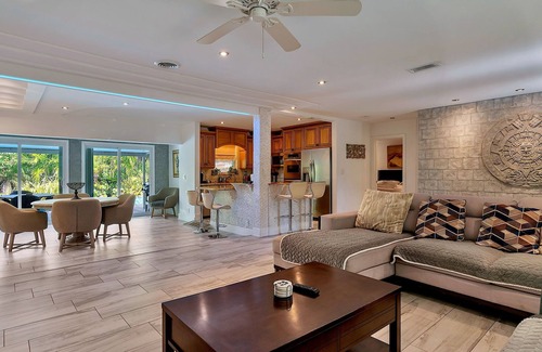 North Corals House | Renovated 3BR/2BA with large heated saltwater pool & tiki bar