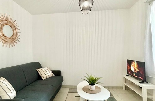 Saint-Roch Apartment | Renovated cosy nest and streetcar just a 1-minute walk away.