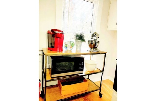 Jamestown House | Renovated Cottage In Historic Jamestown NC