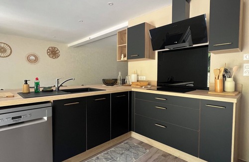 Mescoules House | Renovated country house close to amenities. Pets welcome.