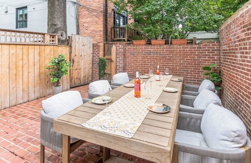 Northwest Apartment | Renovated & cozy retreat in beautiful Dupont/Logan area - walk to everything!