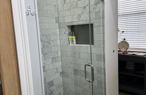 Touro Apartment | Renovated Efficiency steps away from Magazine St