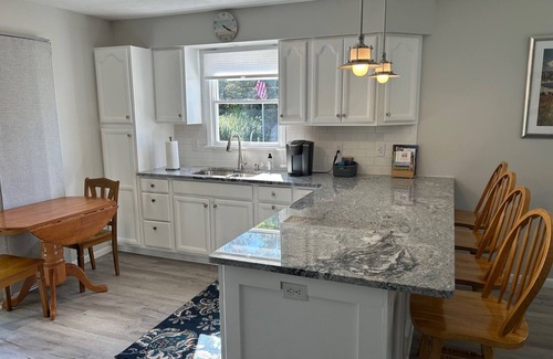 North East House | Renovated Family Lake House - 50' from Lake Erie shore - no cliff