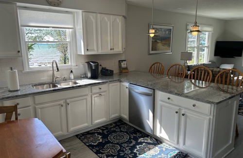 North East House | Renovated Family Lake House - 50' from Lake Erie shore - no cliff