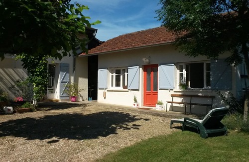 Cormoranche-sur-Saone Apartment | Renovated studio between Mâconnais and Beaujolais