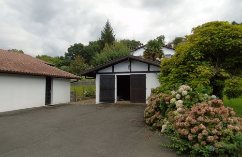 Saint-Pee-sur-Nivelle House | RENOVATED BASQUE HOUSE 8 BEDROOMS CLIM WIFI NEAR LAKE, OCEAN GARDEN, PETS OK