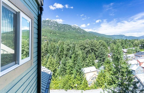 Whistler Creekside House | Renovated fully in 2020. Perched high up in Gondola Village. Free parking, walk to lifts