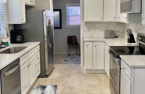 Sheffield Park House | Renovated GEM near Uptown/Ovens/Stadiums