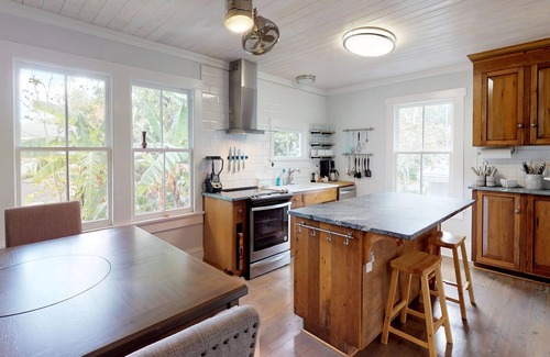 Downtown Historic District House | 💲Renovated Guesthouse💲4 KING Bedrooms - Downtown 2 Block Stroll- Beach Only 3 Miles