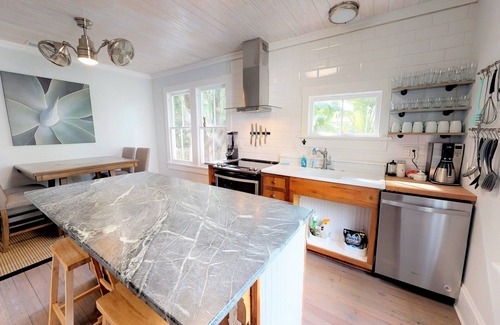 Downtown Historic District House | 💲Renovated Guesthouse💲4 KING Bedrooms - Downtown 2 Block Stroll- Beach Only 3 Miles